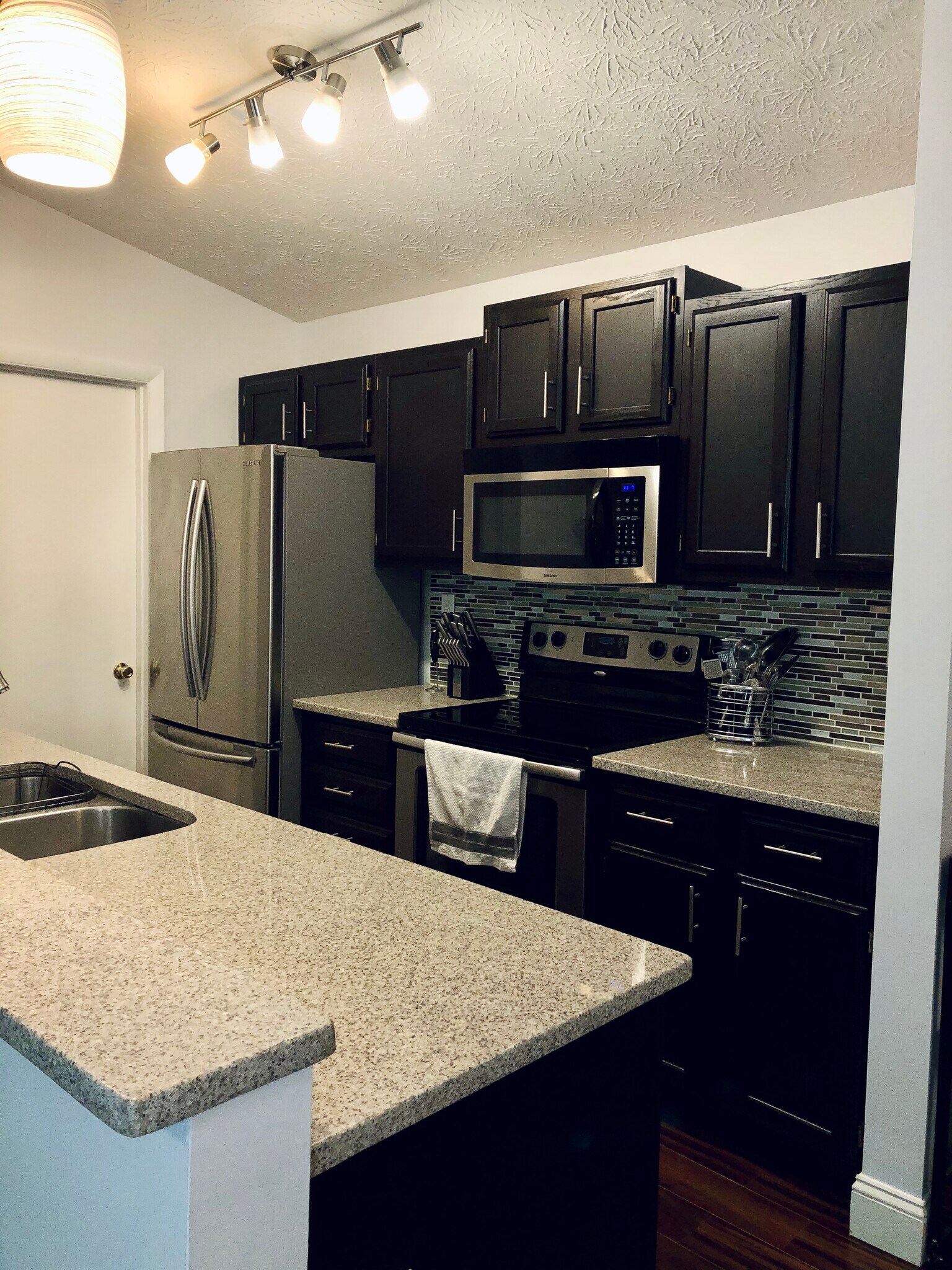 Building Photo - 8859 Eagleview Dr