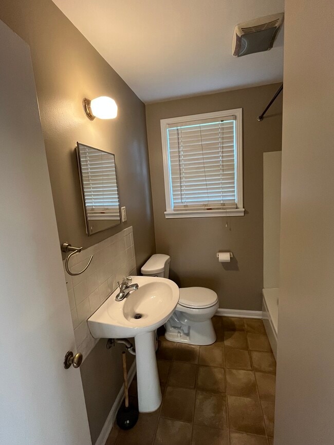 Building Photo - 207 Desoto Dr