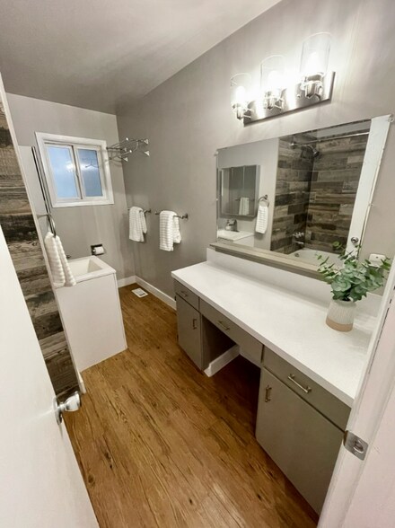 Building Photo - 9515 SW Edgewood St