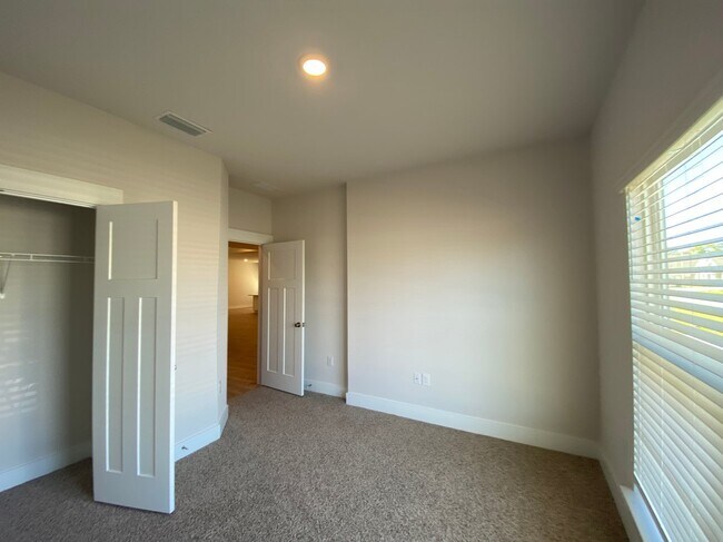Building Photo - 3398 Southwind Dr