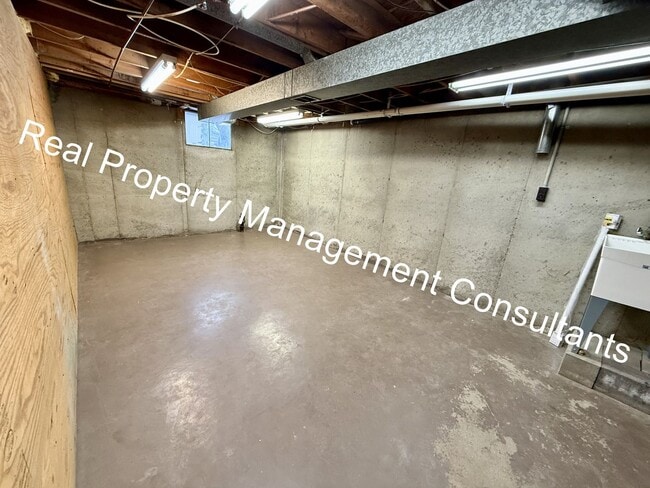 Building Photo - Stylish Split-Level Living in Overland Park  – Pet-Friendly