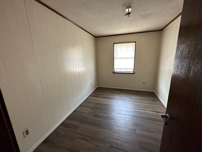 Building Photo - 401 W 19th St