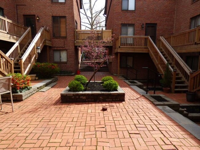 Building Photo - Fabulous 2 BR Condo near German Village!