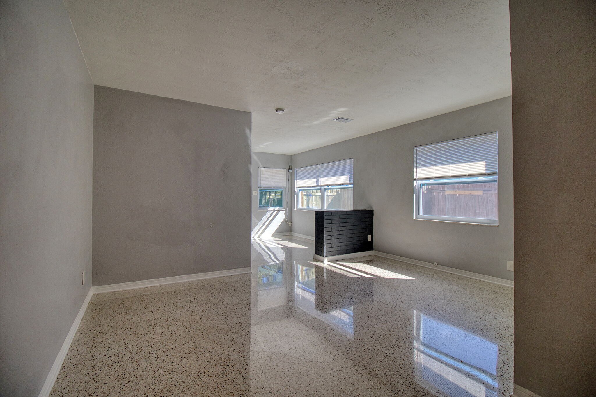 Building Photo - 634 15th Ave S