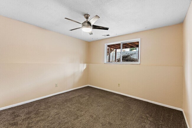 Building Photo - Spacious 2 Bedroom, 1.5 Bath Townhome in Greeley!