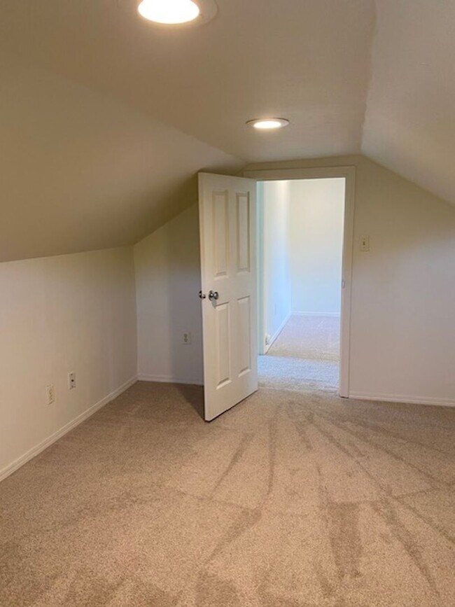 Building Photo - 2bd 1ba Updated Camas Townhome w/ 1214 sq ft!