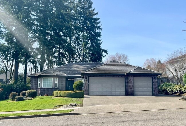 Primary Photo - Clackamas Ranch 3 bedroom 2 bathroom - W/D...
