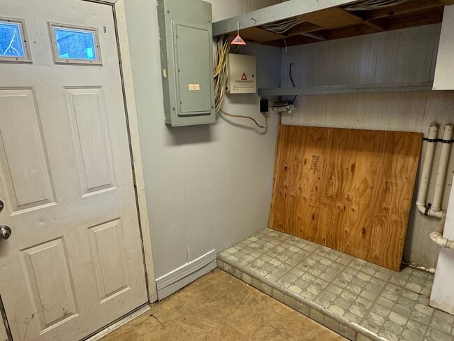 Building Photo - 2 Bedroom, 1 Bathroom House in Lancaster