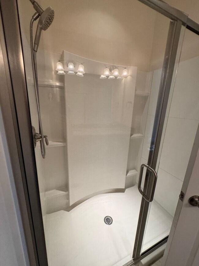 Building Photo - Your Franklin dream rental is here—4 bedrooms, a huge bonus, two en-suites, and an unbeatable loc...