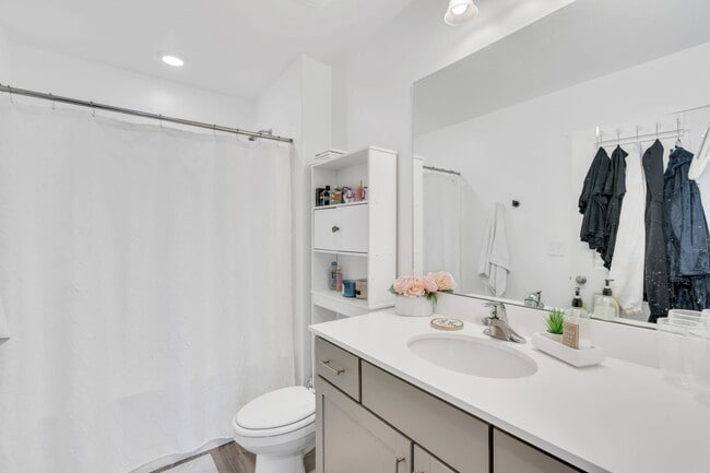 Building Photo - Lar-38 N Heading Row Saratoga Springs, UT 84043