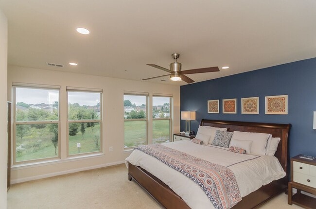 Building Photo - Beautiful and within walking distance to a...