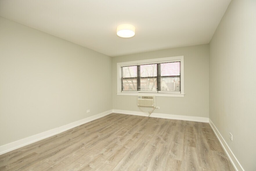 Building Photo - 450 W Barry Ave