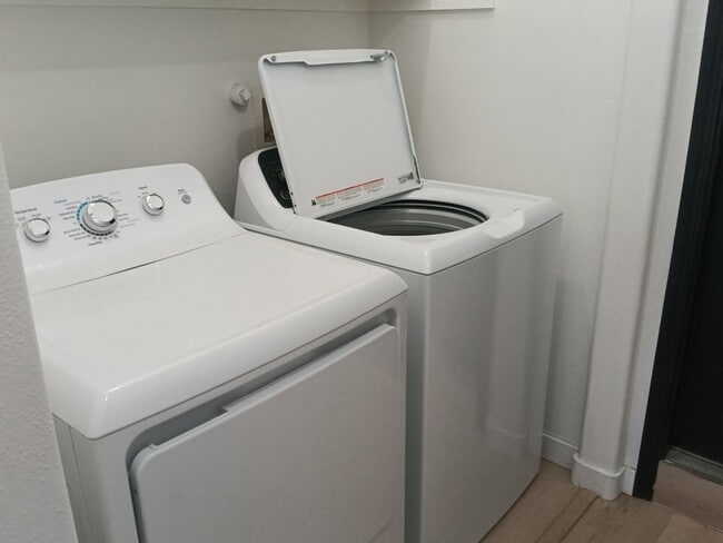 Building Photo - 3 Bedroom, 2 Bathroom Home! Schedule a Showing!