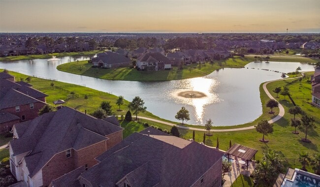 Building Photo - 25719 Oakwood Knoll Dr