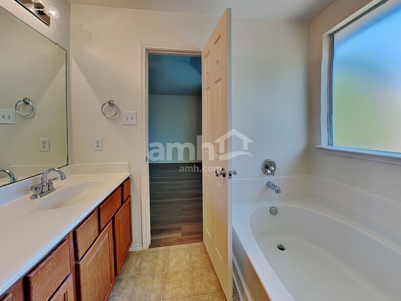 Building Photo - 10624 Cochron Dr