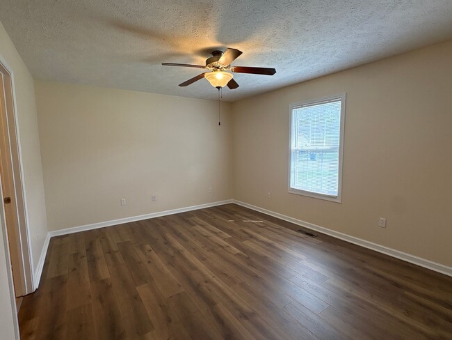 Building Photo - Charming 3 Bedroom Home with Large Yard