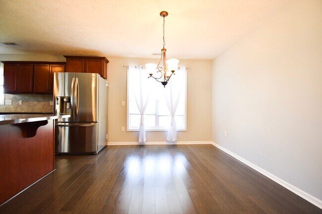 Building Photo - 3 Bedroom 2 Bath Home-Pets Allowed