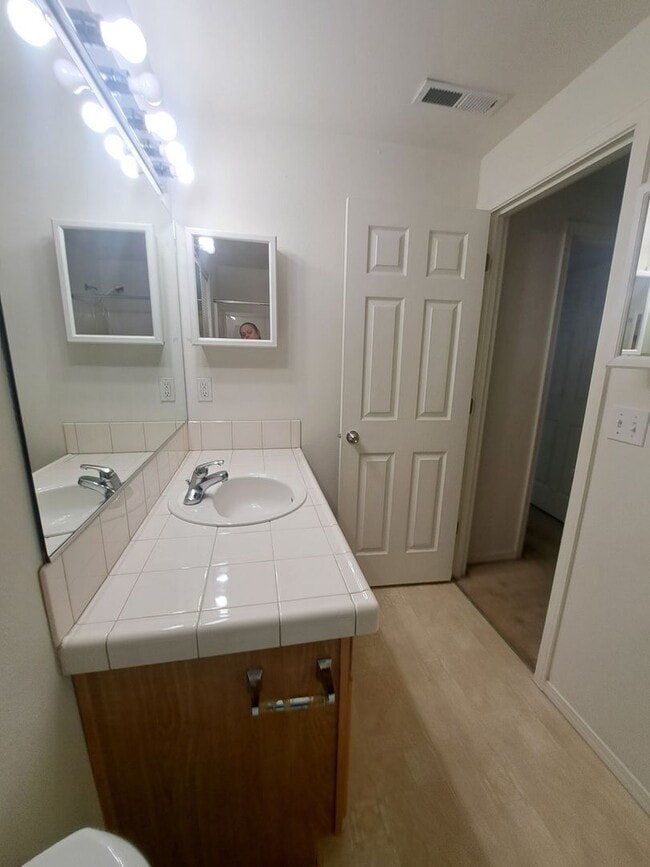 Building Photo - 3 Bedroom A/C Pet Friendly - Hillsboro