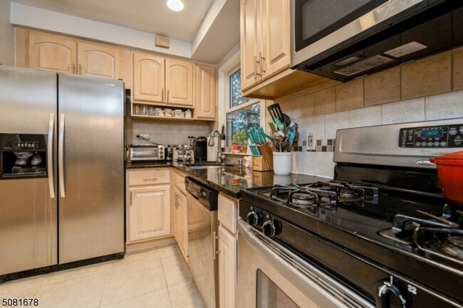 Building Photo - 42 Warren St