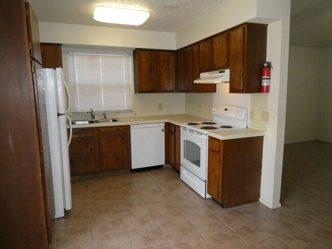 Building Photo - 8705 Pineridge Dr
