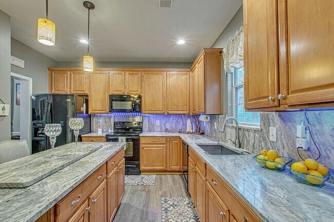 Building Photo - Comfort, Space & Convenience in Summerville