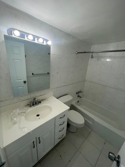 Building Photo - 905 Brickell Bay Dr