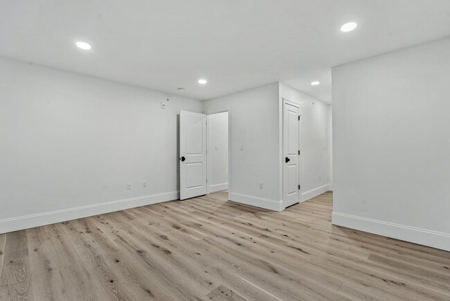 Building Photo - 19 Lily Pond Ln