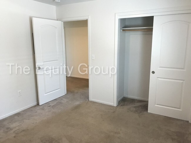 Building Photo - Upstairs unit located in Ashley Square!