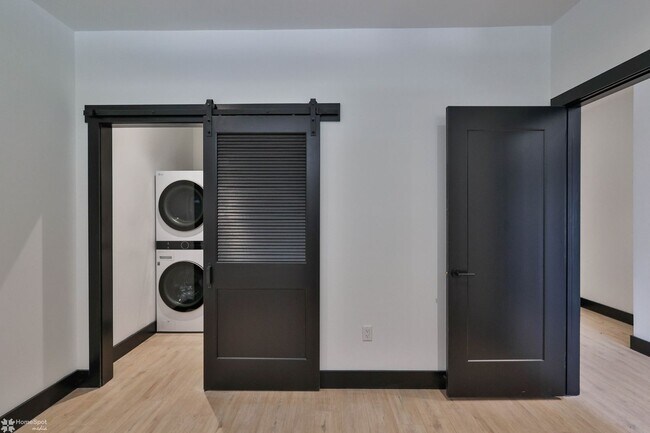 Building Photo - Interior 1 Bed / 1 Bath Apartment at Water...