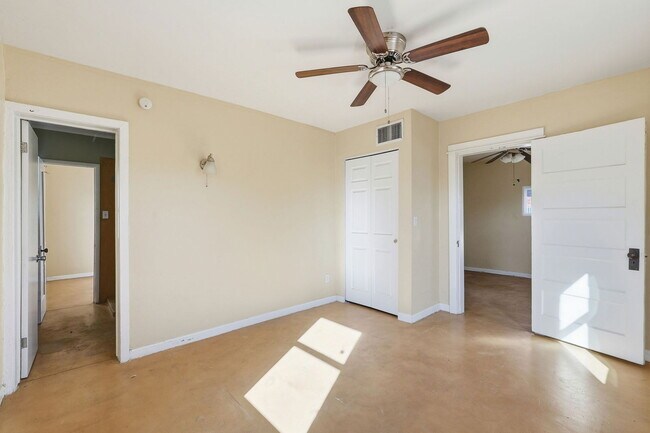 Building Photo - 3226 E Bermuda St