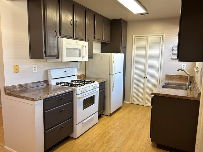 Building Photo - 3604 Kalsman Dr