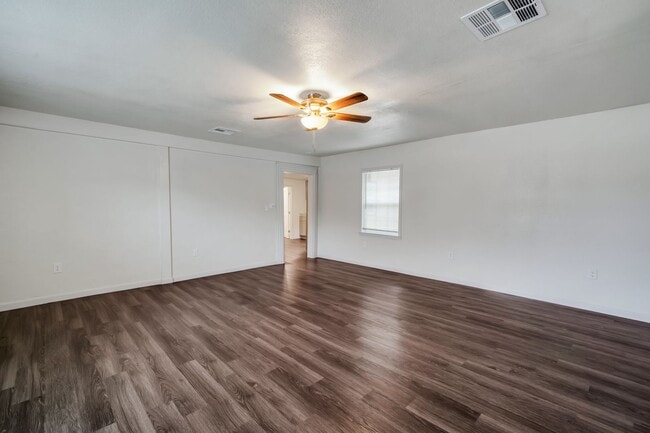 Building Photo - For Lease – 2 Bedroom, 1 Bath Corner Home in Kerrville, TX