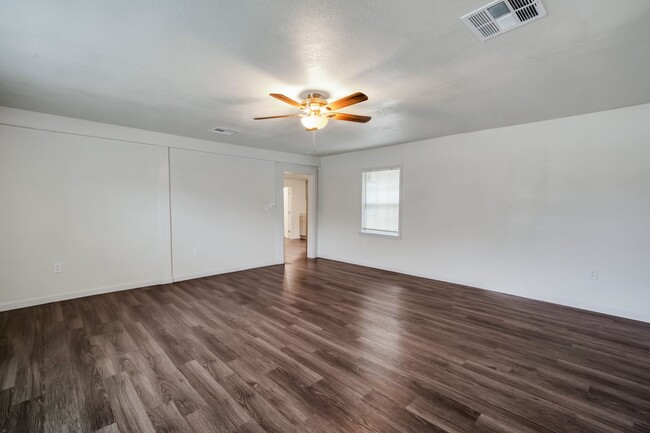 Building Photo - FOR LEASE 2/1  CORNER HOME