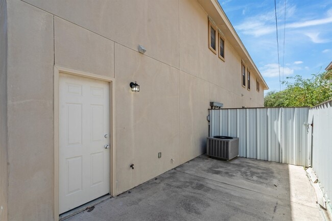 Building Photo - 113 Ramon Cardenas Dr