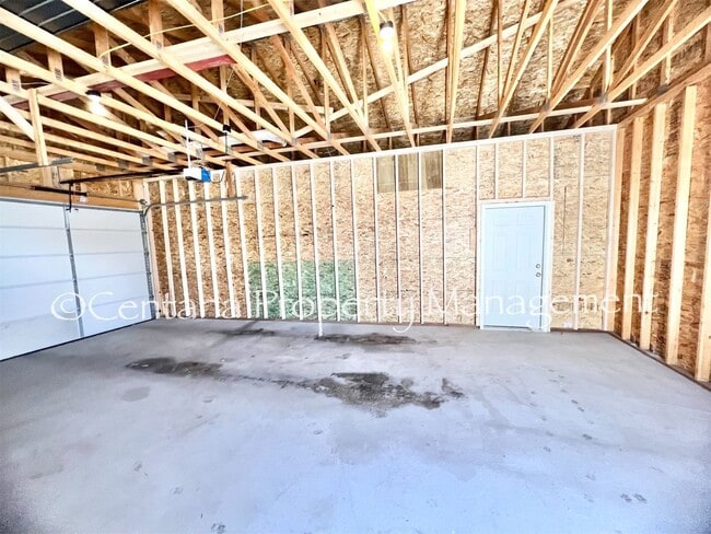 Building Photo - Beautiful home on the outskirts of town!