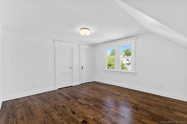Building Photo - 954 Elm St