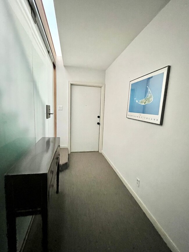 Building Photo - Located on amazing Lake Street 1Bed/1Bath