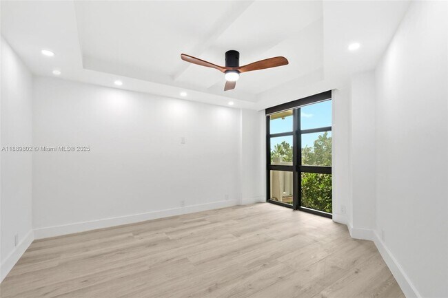 Building Photo - 1121 Crandon Blvd