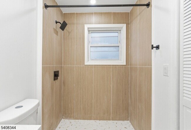 Building Photo - 528 S 13th St