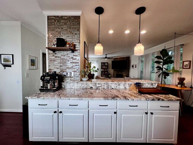 Building Photo - Charming 4 Bedroom home Near Virginia Beach Oceanfront!