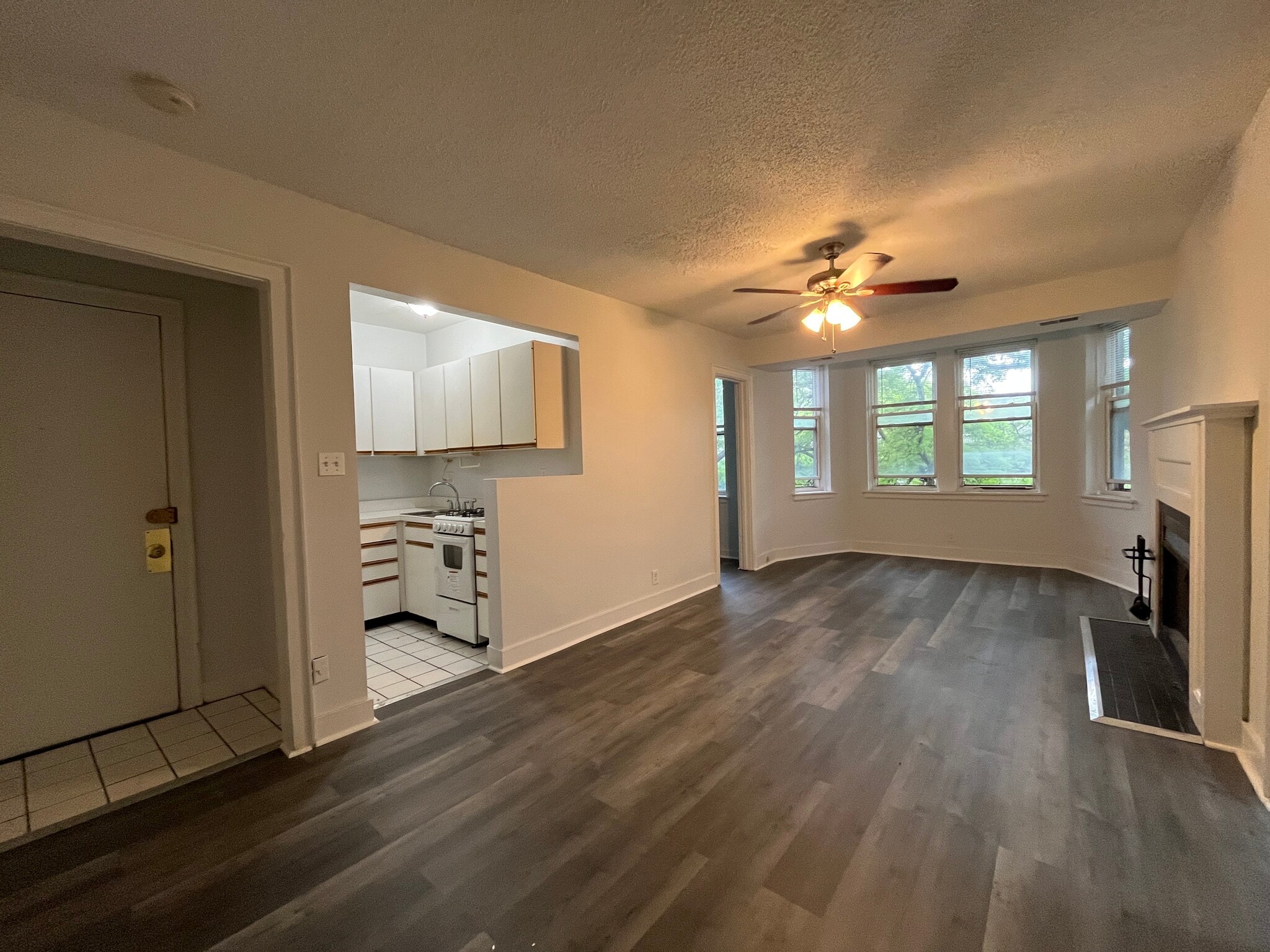 Building Photo - 3727 N Pine Grove Ave