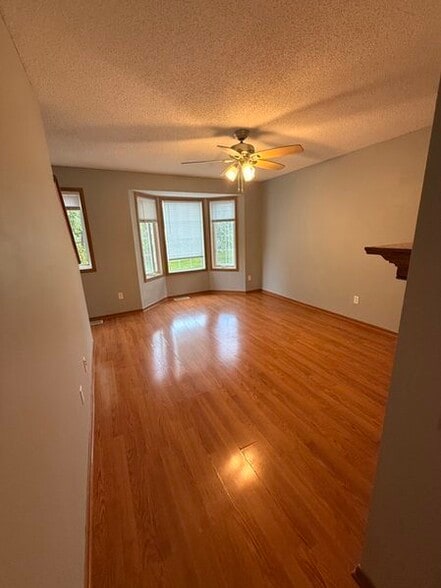 Living - 7013 Quantrelle Ave NE