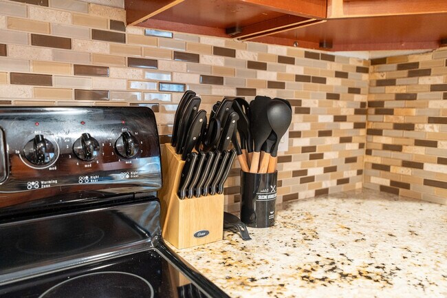 Building Photo - 1004 Airport Blvd