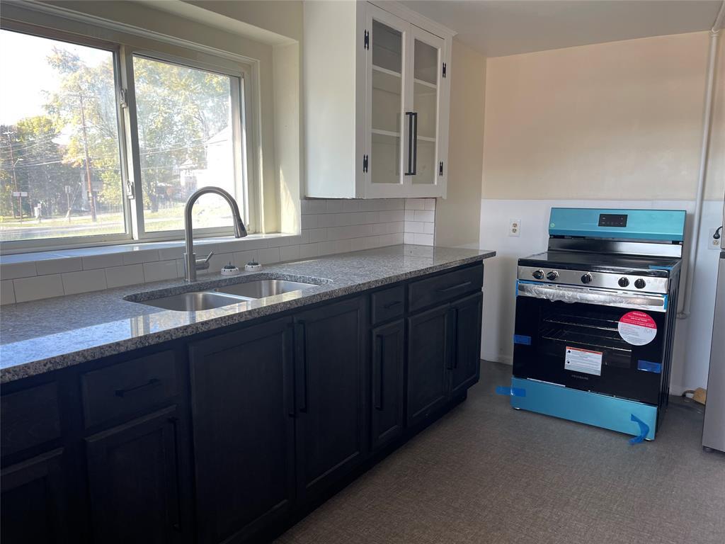 Kitchen with new appliances - 2108 Watson Blvd
