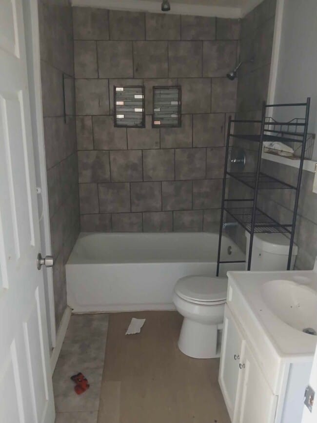 Building Photo - HILLSBORO - Ranch Style Home with Covered Front Porch - $750 MONTH / $999 DOWN