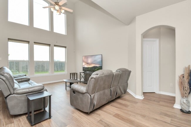 Building Photo - 2703 Lakecrest River Dr