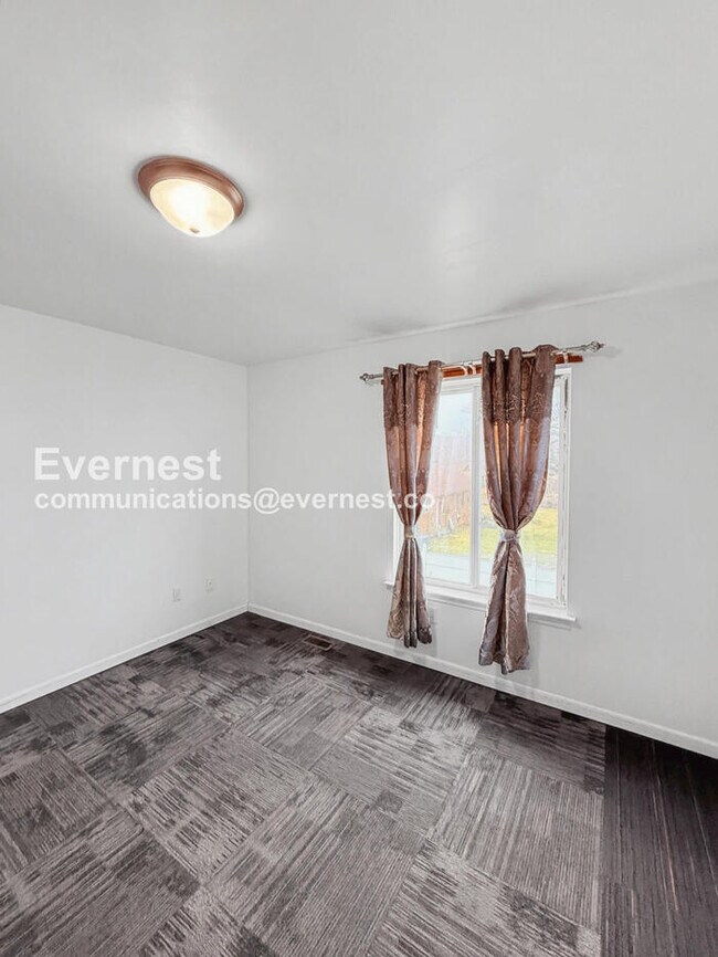 Building Photo - Spacious 3 Bed, 2.5 Bath Home with Fenced Yard and Attached Garage