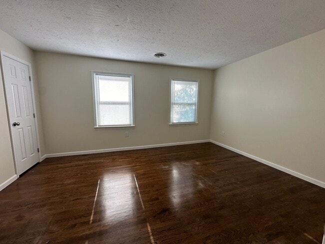 Building Photo - 302 Carroll Dr