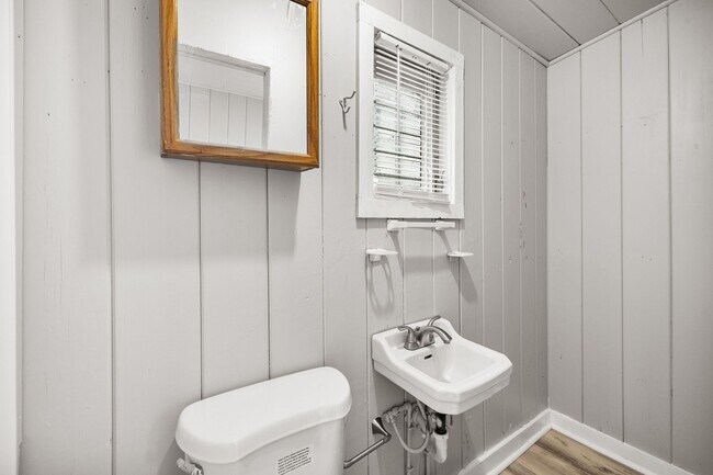 Building Photo - $25 Drive by & Apply for Beds 2 Bath House...