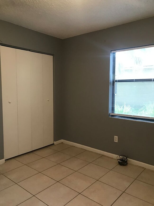 Building Photo - SPACIOUS RANCH STYLE 3 BEDROOM 2 FULL BATH...